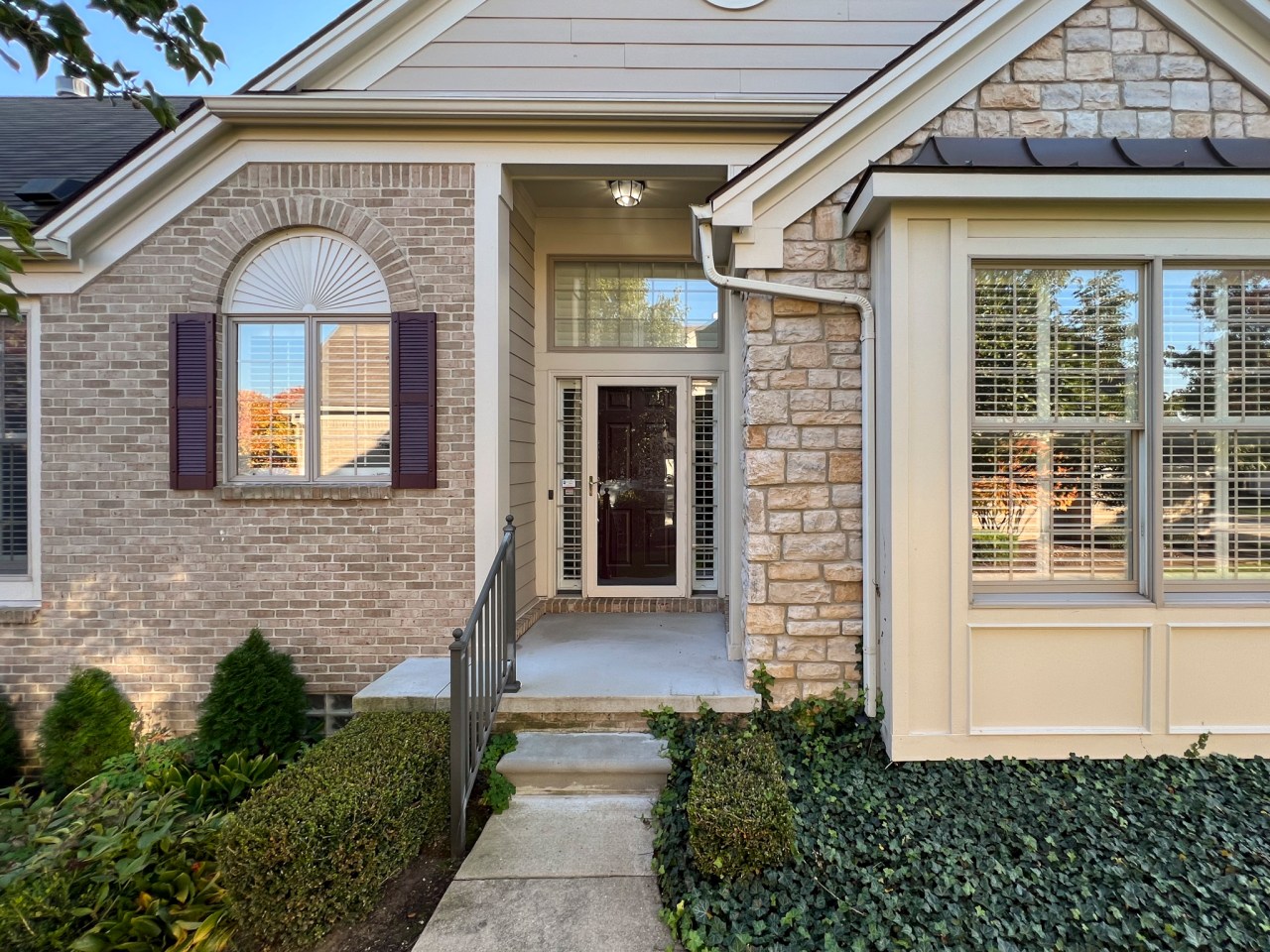 Just Sold! 16764 Lochmoor Circle East, Northville 3 Bedroom, 3 Bath, 1819 Sqft End Unit Ranch